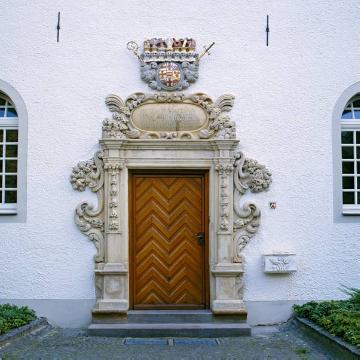 Barockportal am Westflügel des Franziskanerklosters, erbaut 1652-1673 am Ostrand der Warendorfer Altstadt - über dem Portal: Wappen des Fürstbischofs Ferdinand von Fürstenberg, bez. 1683