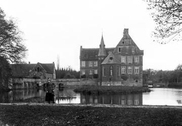 Wasserschloss Haus Hülshoff, Wohnsitz der Familie von Droste-Hülshoff - im Bild: Maria Schäfer, Gattin des Fotografen, undatiert, um 1920?
