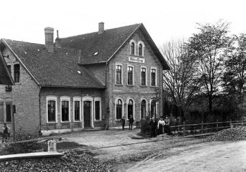 Familienausflug zum historischen Landgasthaus "Nobiskrug" bei Münster-Handorf, errichtet im 17. Jh. an der Warendorfer Straße, undatiert, um 1915?