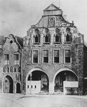 Altes Rathaus am Marktplatz, erbaut um 1232 (im II. Weltkrieg zerstört), die Aufnahme zeigt den um 1740 errichteten barocken Ziergiebel, 1897 erfolge eine Umgestaltung, die sich wieder an den vorher bestehenden gotischen Treppengiebel anlehnte.