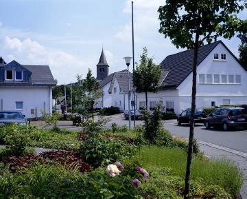 Olpe-Oberveischede, Silberdorf 2010 im Wettbewerb "Unser Dorf hat Zukunft" - Ortsbild mit 1990 sanierter Dorfstraße und Pfarrkirche St. Luzia