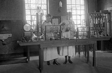 Frauenarbeit im 1. Weltkrieg: Laborantinnen im Städtischen Gaswerk Recklinghausen, um 1918