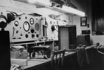 Radio Neufelder um 1950: Reparaturwerkstatt des Fachgeschäftes für Rundfunk- und Haushaltstechnik Bruno Neufelder an der Warendorfer Straße 71, undatiert