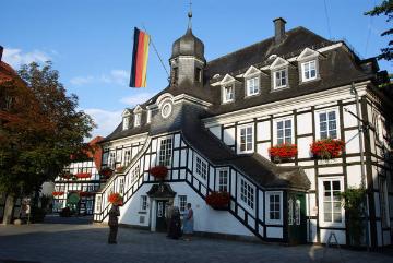 Hildegard Landwehr: Rathaus Rietberg, errichtet um 1800, Treppenvorbau von 1915 nach einem Entwurf von Max Sonnen