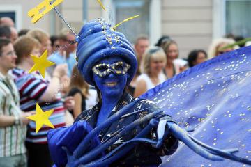 Eckhard Rahaus: "Miss Europe" - Karneval der Kulturen in den Straßen Bielefelds - ein bunter Umzug jenseits der Karnevalszeit