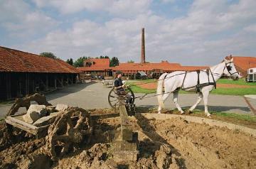  LWL-Industriemuseum Ziegelei Lage, vorn: Pferdegöppel zum Durchwalken des Lehms bis zur geeigneten Verarbeitungskonsistenz  - Ziegeleibetrieb 1909-1979, seit 2001 einer von 8 Standorten des Westfälischen Landesmuseum für Industriekultur