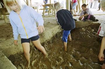 Beim Lehm treten in der "Maukegrube": Handwerkliche Ziegelherstellung für Kinder - museumspädagogisches Programm im LWL-Industriemuseum Ziegelei Lage