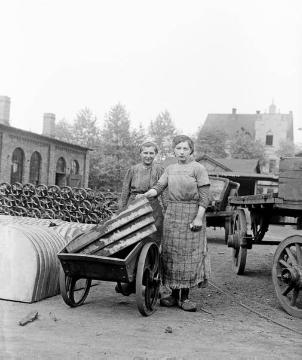 Frauenarbeit im 1. Weltkrieg: Arbeiterinnen beim Transport von Werkstücken auf dem Betriebshof der Weichen- und Feldbahnfabrik Theodor Pfingstmann, Recklinghausen-Süd