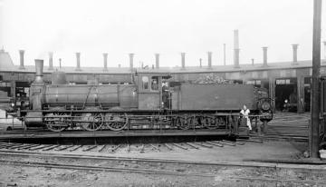 Frauenarbeit im 1. Weltkrieg: Eisenbahnerin an der Lokomotiv-Drehscheibe am Bahndepot Recklinghausen