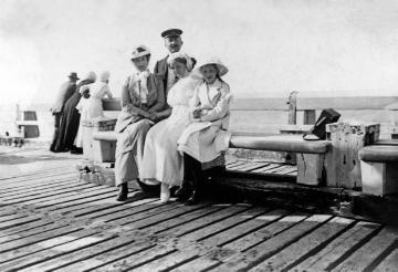 Familie Joseph Schäfer während eines Nordseeurlaubs 1913 in Oostduinkerke, Belgien - Gattin Maria Schäfer (links) und Tochter Maria mit Ehepaar Grohs auf der Strandpromenade