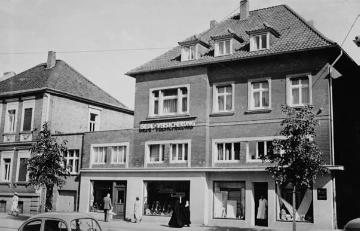 Wohn- und Geschäftshaus Warendorfer Straße 44 (gegenüber Radio Neufelder in Hausnummer 71) mit Fahrradgeschäft Döbbeler und Tapetenhandel, undatiert, um 1958?