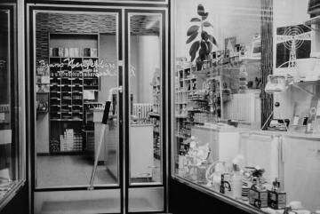 Radio Neufelder 1960: Blick in das neu erbaute Ladengeschäft des Fachhandels für Rundfunk- und Haushaltstechnik an der Warendorfer Straße 71, gegründet 1948 von Bruno Neufelder