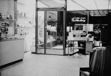 Radio Neufelder 1960: Moderner Verkaufsraum im neuen Ladengeschäft des Fachhandels für Rundfunk- und Haushaltstechnik an der Warendorfer Straße 71, gegründet 1948 von Bruno Neufelder