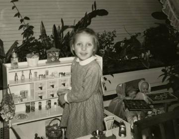Heiligabend 1956: Die kleine Greta mit dem ersehnten Puppenkaufladen (Schenkung aus Familienbesitz)