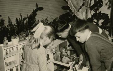 Weihnachten 1956: Begutachtung des neuen Puppenkaufladens der kleinen Schwester Greta (Schenkung aus Familienbesitz)