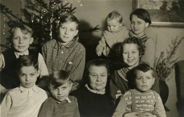 Weihnachten 1952: Großmutter Mimi Schüttemeyer im Kreise ihrer Enkelkinder (Schenkung aus Familienbesitz)