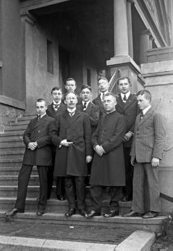 Klassenporträt 1921: "Die Abiturientia" der Städtischen Oberrealschule Recklinghausen mit Schuldirektor Dr. Joseph Schäfer (Mitte links) und Professor Dr. Reumont (Mitte rechts)