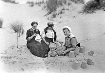 Familie Joseph Schäfer während eines Nordseeurlaubs 1913 in Oostduinkerke, Belgien - Gattin Maria Schäfer und Sohn Hans-Joachim mit Frau Misgeld am Strand