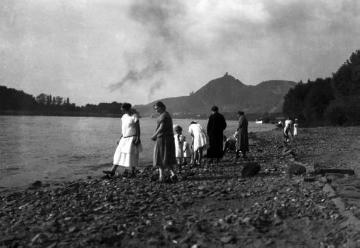 Sommerfrische am Rhein 1925: Familie Joseph Schäfer am Strand bei Honnef - links Gattin Maria Schäfer
