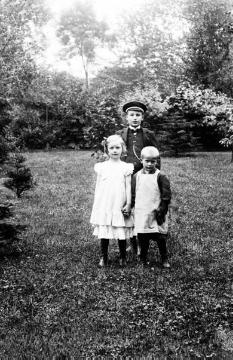 Dr. Joseph Schäfer, Familie: Tochter Maria Schäfer (geb. 1900) "mit den Söhnen von Justizrat Busch im Garten", ohne Ort, undatiert, ca. 1908
