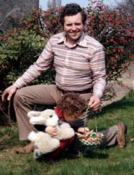 Ostern 1976 bei Familie Kramer, Dorsten: Vater Egon Kramer mit zweijährigem Töchterchen Rabea beim Ostereier suchen im Garten der Familie (Leihgabe aus dem Familienalbum Kramer)