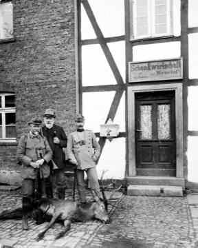 Jagdglück: Großvater Goebel (Mitte), Jagdgenossen Revierförster Padberg und Adolf Bahne mit Beute "Hirsch Nr. 15" vor dem Gasthof Mühlenberg in Möhnesee-Neuhaus