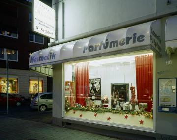 Weihnachtliches Schaufenster der traditionsreichen Adler-Drogerie Reckfort an der  Warendorfer Straße 61a, Geschäftsgründung 1937