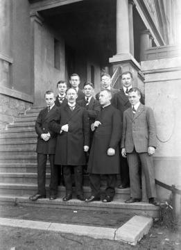 Klassenporträt 1921: "Die Abiturientia" der Städtischen Oberrealschule Recklinghausen mit Schuldirektor Dr. Joseph Schäfer (Mitte links) und "Professor Dr. Reumont" (Mitte rechts)