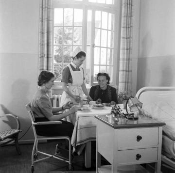 Westfälische Klinik für Psychiatrie Gütersloh: Patientenbeköstigung im Krankenzimmer, 1960.