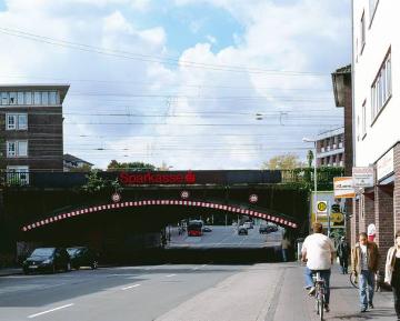 Die Geschäftsstraße im Ostviertel: Die Wolbecker Straße Höhe Eisenbahnbrücke am Hauptbahnhof, Blick zur Mündung in die Bahnhofstraße