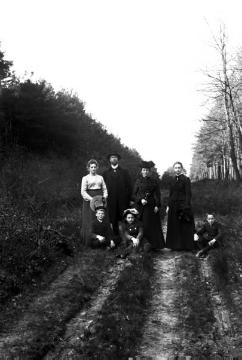 Dr. Joseph Schäfer, Ausflüge: In der Haard mit Gattin Maria Schäfer (rechts), "Familie Lohmann (Mitte) und Frau Randebrock (links)", undatiert, um 1910?