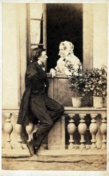 Friedrich Hundt, Familie: Gattin Anna Maria Hundt mit Schwiegersohn Dr. Bernhard Schellen, 1861-1868 verheiratet mit Tochter Sophia Hundt - Atelieraufnahme, undatiert, 1860er Jahre (Papierfotografie)