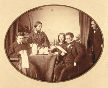 Familie Schellen, 1860er Jahre - Schwiegerfamilie des Münsteraner Fotografen Friedrich Hundt nach der Heirat seiner Tochter Sophia und Dr. Bernhard Schellen (nicht im Bild) im Jahre 1861, Atelieraufnahme, undatiert (Papierfotografie)