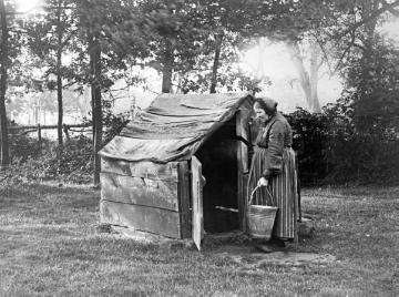 Dr. Joseph Schäfer, Ausflüge: Alte Mutter am Brunnen auf dem Buschhof (bis 1906 Hof Punsmann), Bauerschaft Beck bei Dorsten-Lembeck, undatiert, um 1910?