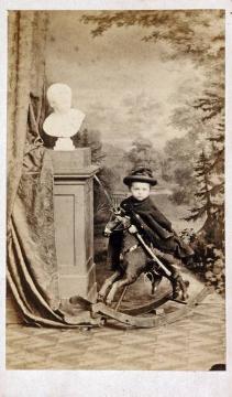 Friedrich Hundt, Familie: Enkel Fritz als Reiter, Sohn seiner Tochter Sophia, verheiratete Schellen - Atelieraufnahme, undatiert, 1860er Jahre (Papierfotografie, Carte-de-visite)