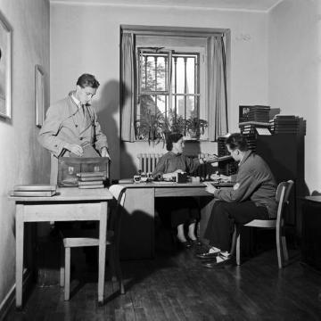 Landesbildstelle Westfalen, Verleihstelle für Schulunterrichtsmedien, 1956: Mitarbeiter im Filmverleih