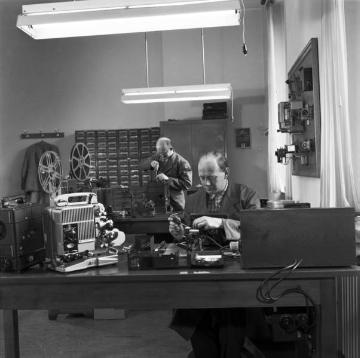 Landesbildstelle Westfalen, Verleihstelle für Schulunterrichtsmedien, 1956: Blick in die Werkstatt für Verleih und Reparatur von Dia- und Filmprojektoren
