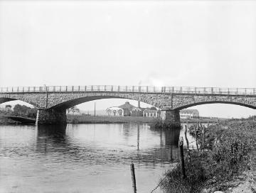 Steinbogenbrücke über die Ruhr mit Blick auf das Wasserkraftwerk Hamm, undatiert