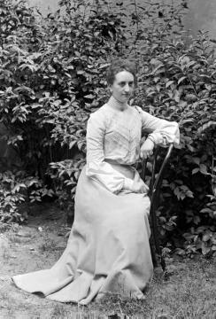 "Mutter in jungen Jahren" -  Maria Schäfer (geb. Selheim), ab 1898 Ehefrau des Recklinghäuser Lehrers und Heimatkundlers Dr. Joseph Schäfer, undatiert, Recklinghausen, um 1902