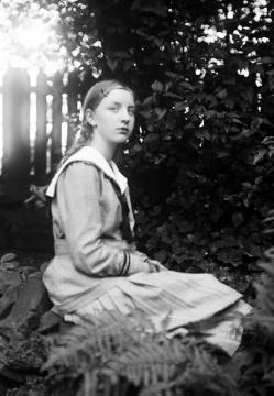Dr. Joseph Schäfer, Familie: Die vierzehnjährige Tochter Maria (geb. 1900) im Garten, Wohnung Halterner Straße 9, Recklinghausen, August 1914