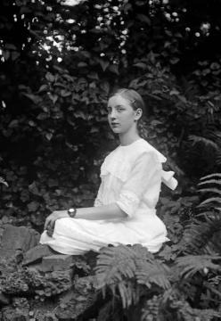 Dr. Joseph Schäfer, Familie: Die vierzehnjährige Tochter Maria (geb. 1900) im Garten des Elternhauses Halterner Straße 9, Recklinghausen, August 1914