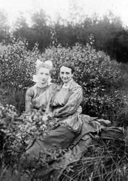 Dr. Joseph Schäfer, Familie: Gattin Maria Schäfer mit Tochter Maria (geb. 1900) auf einem Familienausflug in der Haard "am Fuße des Stimbergs", Mai 1918