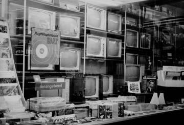 Radio Neufelder 1960: Linke Schaufensterfront am neu erbauten Ladenlokal des Fachhandels für Rundfunk- und Haushaltstechnik an der Warendorfer Straße 71, gegründet 1948 von Bruno Neufelder