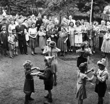 Schulfest, Provinzial-Blindenanstalt Warstein: Blinde Kinder beim Tanzen