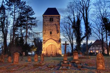 Gerlinde Sieker: Der "Stumpfe Turm" in Lemgo - freistehender Glockenturm der ev.-ref. Pfarrkirche St. Johann Baptist ante muros