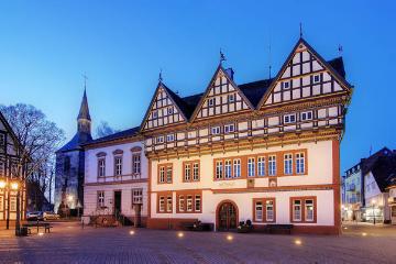 Gerlinde Sieker: Rathaus Blomberg, errichtet 1587 von Baumeister Hans Rade, Steinbau mit auskragendem Fachwerkgeschoss, Renaissance