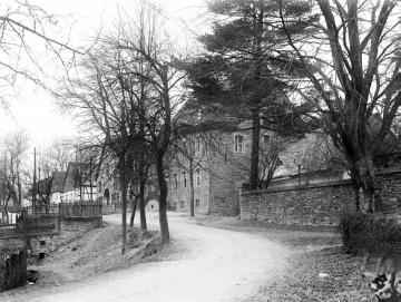 Straße "Hinter der Stadt" in Neuenrade (Im 18. Jh. entstanden in Neuenrade die ersten Häuser außerhalb der schützenden Stadtmauer und der davor befindlichen Wassergräben), mittig im Bild Haus Nummer 4, errichtet 1752, links daneben Haus Nummer 6 (giebelständiges Bruchsteingebäude).