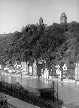 Blick vom Lenneufer auf die Stadt und Burg Altena
