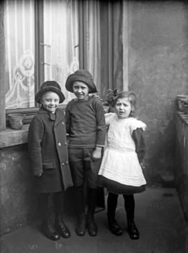 Dr. Joseph Schäfer, Familie: Sohn Hans-Joachim (links) und die "Kinder des Landmessers Jörling", Februar 1915