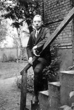 Dr. Joseph Schäfer, Familie: Sohn Hans-Joachim Schäfer (geb. 1910) im Garten der elterlichen Wohnung Coerdestraße 2, Münster, Herbst 1925